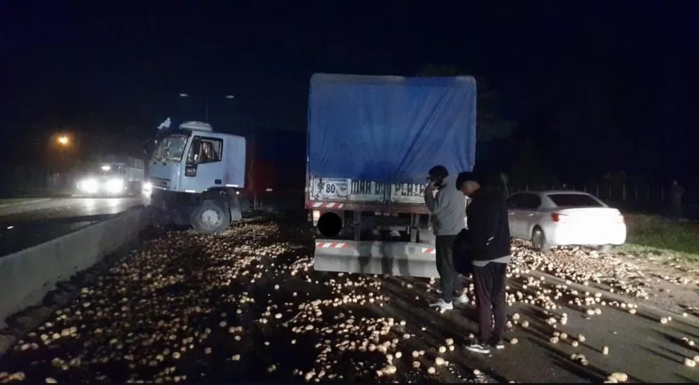Un camión con acoplado que transportaba papas despistó y chocó en Ruta 88