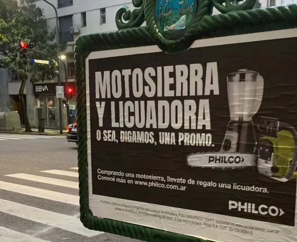 Milei celebró promoción que regala una licuadora si se compra una motosierra