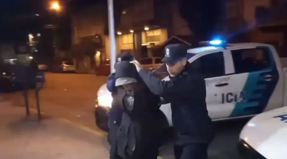 Detuvieron a una mujer con pedido de captura que estaba en un terreno baldío