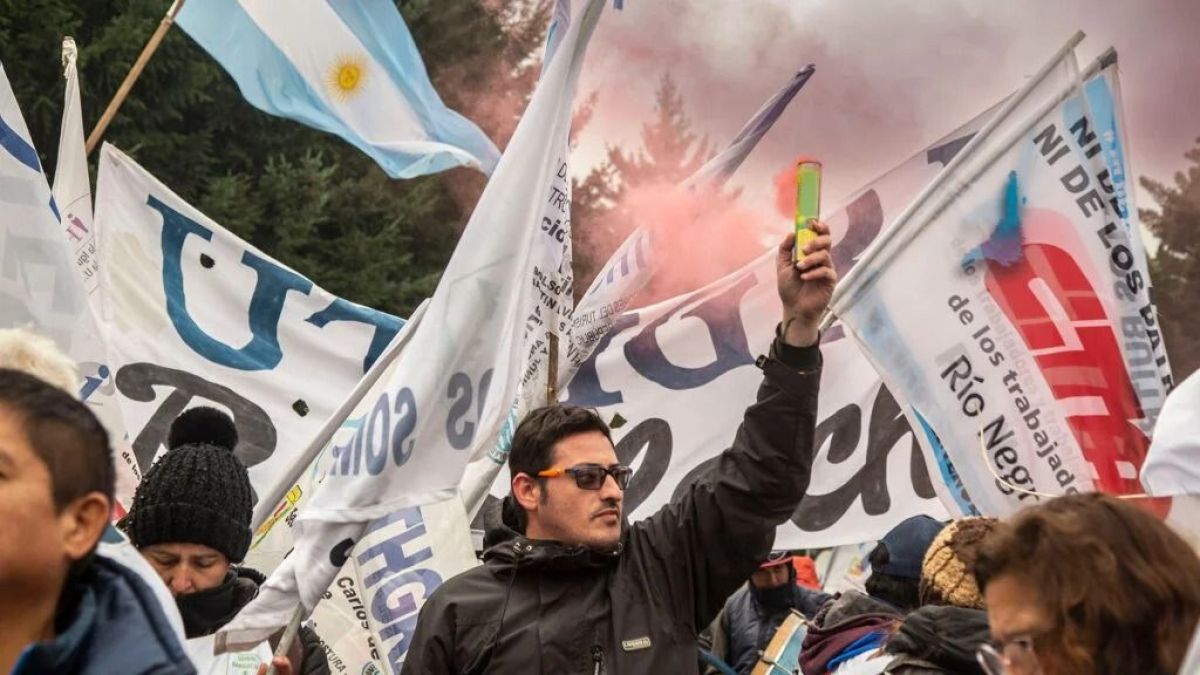 Bariloche vivió una jornada de protestas por la presencia de Javier Milei