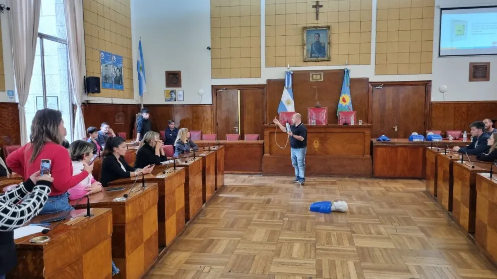 La Secretaría de Salud dictó un curso de RCP a personal del HCD