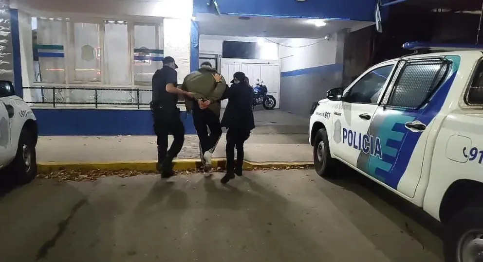 Perseguía a un adolescente para cobrar una deuda, pateó la puerta de un edificio y se cortó la pierna