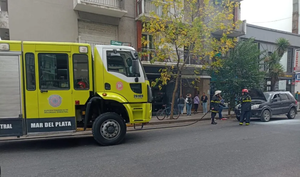Se incendió una Ecosport en Corrientes y Belgrano