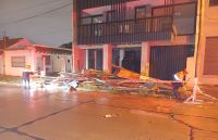 Incidente por caída de cerramiento de obra en Mar del Plata durante tormenta