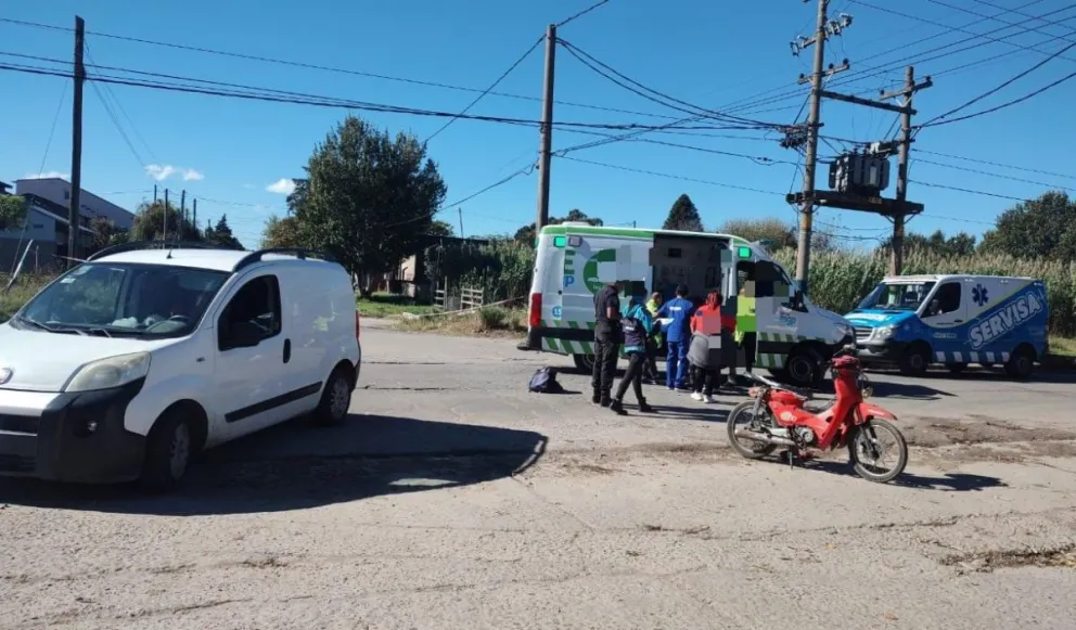 Una motociclista lesionada tras chocar contra una camioneta en el barrio Pueyrredón 