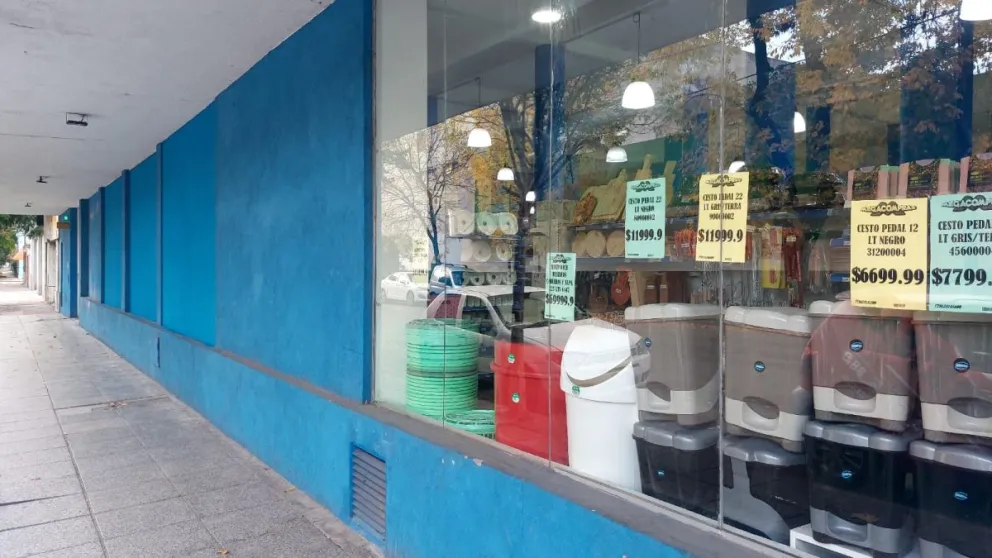 Tapiaron las vidrieras del bazar de Luro y Guido que sufrió seis robos iguales en casi cuatro meses