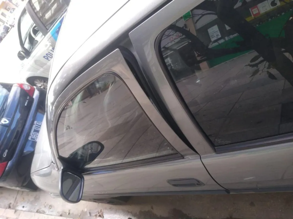 Violentó un auto y robó un bolso de hockey en la zona de la Vieja Terminal 