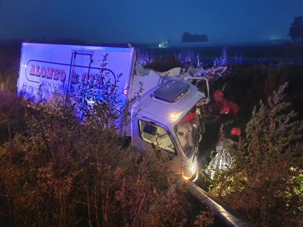 El conductor de un camión tuvo que ser sacado por Bomberos tras despistarse en el Camino San Francisco