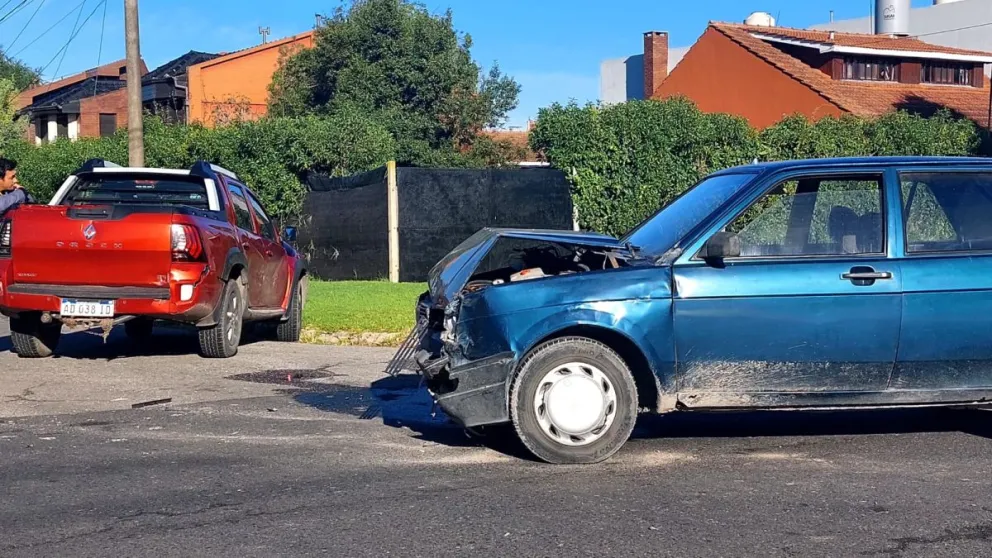 Choque entre una camioneta y un auto en Paso y Alsina: Una mujer fue derivada al Interzonal