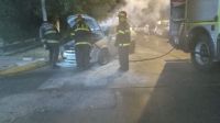 Se prendió fuego un auto en San Lorenzo y Funes 