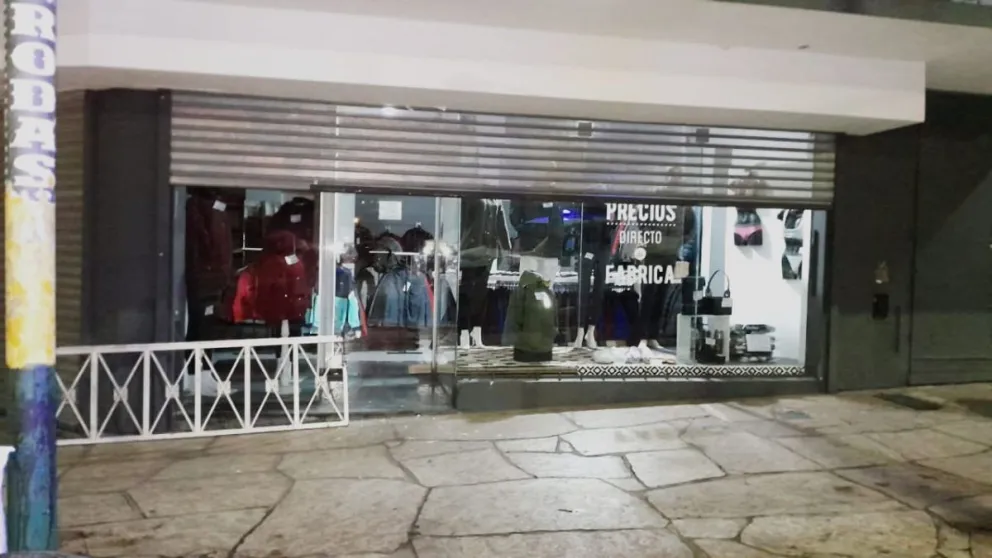 Atrapan a dos sujetos tras robar camperas de un local de Juan B. Justo