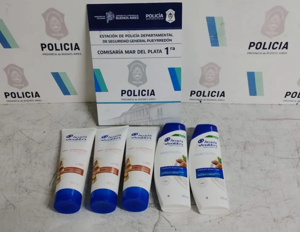  Una pareja vació media góndola de shampoó anticaspa: los detuvieron a dos cuadras