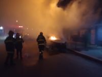 Un vehículo y una vivienda sin ocupantes se incendiaron en la noche del sábado