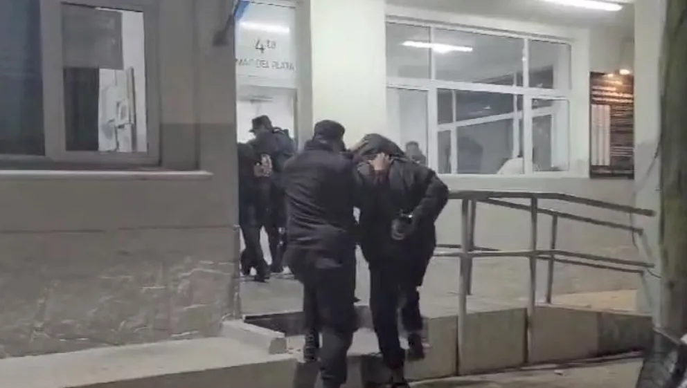 Dos delincuentes golpearon con un arma a un hombre para robarle la bici: uno tenía pedido de captura