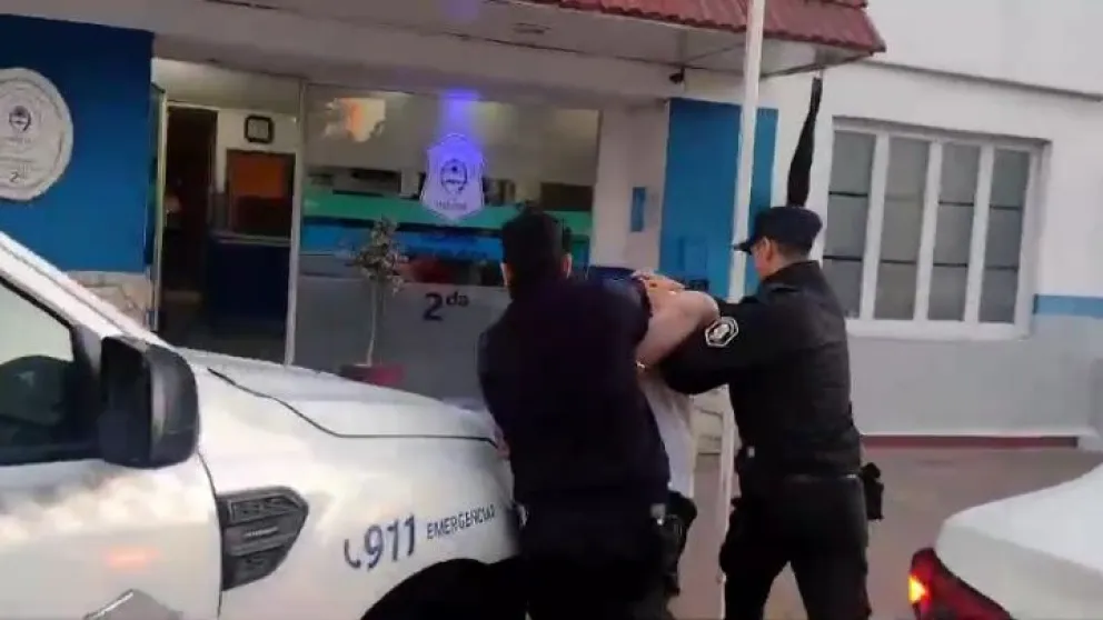 Mujer fue a denunciar a su pareja y cuando volvió se encontró con su vivienda quemada