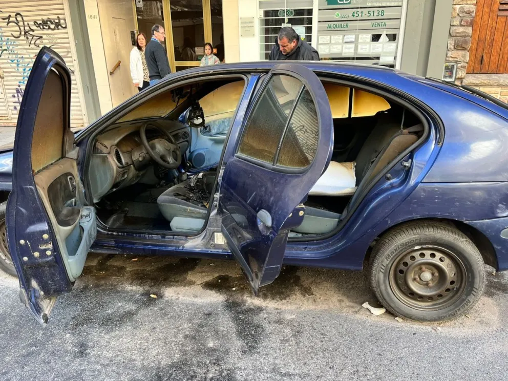 Bomberos sofocaron un incendio en un auto estacionado
