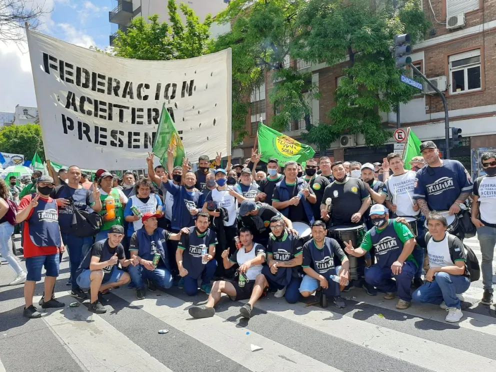 Aceiteros iniciaron una huelga nacional contra la aprobación de la Ley Bases