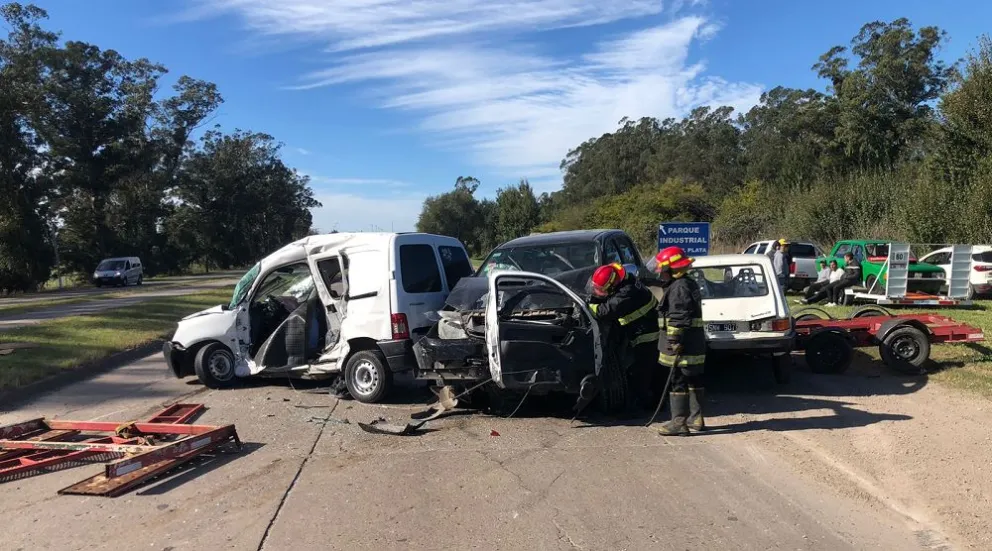Imputaron al conductor de la Hilux por doble homicidio culposo: los bomberos tuvieron que extraer los cuerpos