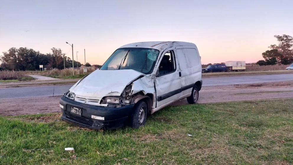 Otra vez la Ruta 88: Una camioneta volcada y una moto accidentada en menos de 500 metros