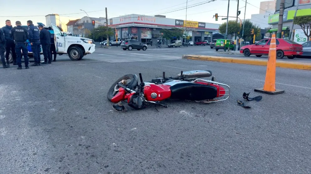 Motociclista embistió a peatón en Juan B. Justo e Independencia: ambos terminaron en el hospital