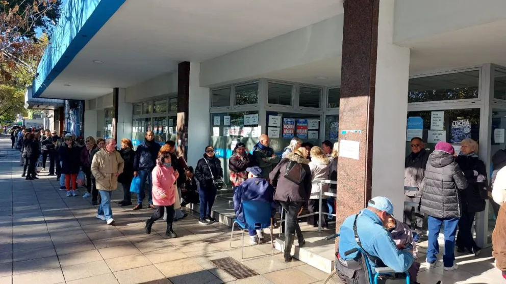 Por asamblea, la oficina de ANSES de Independencia comenzó a atender más tarde