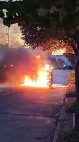 Un vehículo se incendió en su totalidad en la esquina de Alberti y Lavalle 
