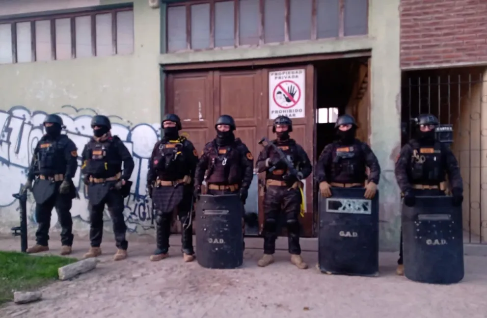 Detienen a dos hermanos propietarios de un taller mecánico del barrio Aeroparque