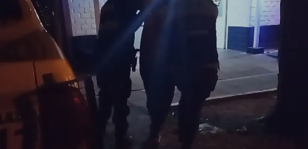 Amenazó de muerte a su pareja y la dejó en la calle para retener a su hijo