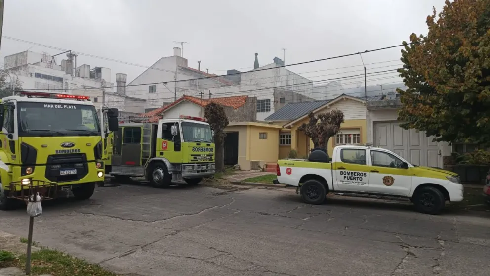 Bomberos combatieron un incendio en una casa cercana al Puerto