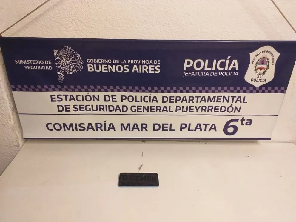 Una mujer recupera su teléfono tras ser víctima de un robo