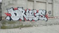Con grafittis vandalizaron una de las fachadas restauradas del Instituto Unzué