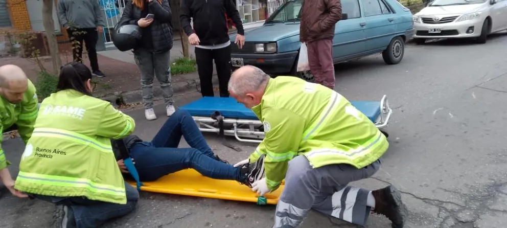 Una mujer cayó de su moto por esquivar a un perro: fue trasladada al HIGA