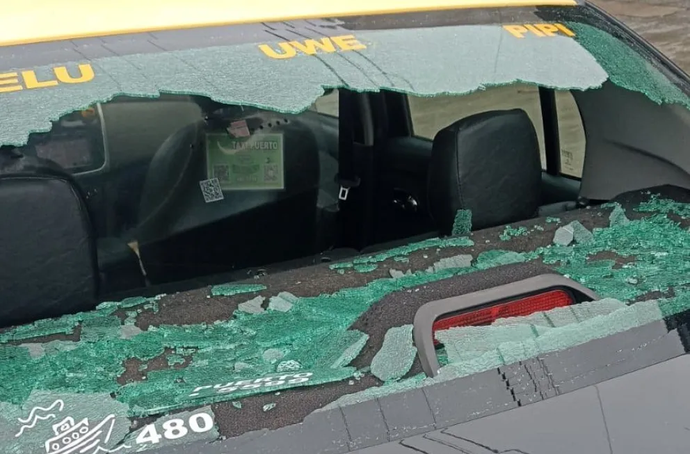 Indignante: le destrozaron la luneta a un taxista mientras trabajaba