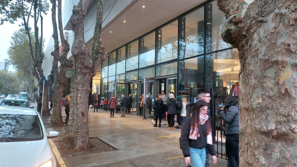 VIDEO: evacuaron el shopping de la Vieja Terminal por el incendio de un aire acondicionado en un local
