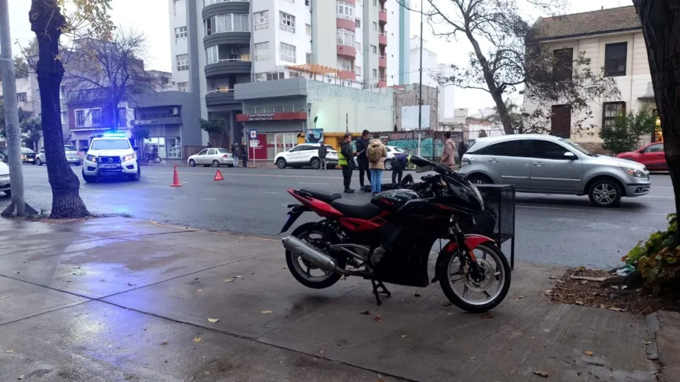Accidente de tránsito entre una moto y un auto en Independencia y 9 de Julio 
