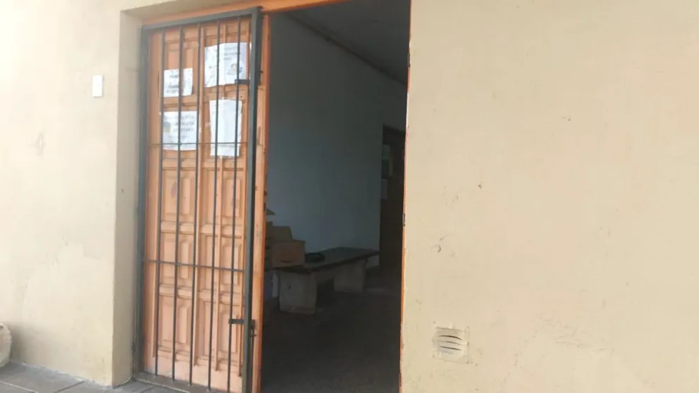 Un robo más a la Escuela Primaria N° 68: le llevaron una puerta de reja en pleno horario de clases