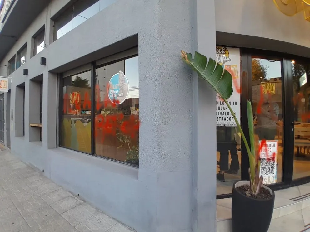Acto de vandalismo en Mar del Plata: Pintan mensajes contra la reforma laboral en locales de la ciudad