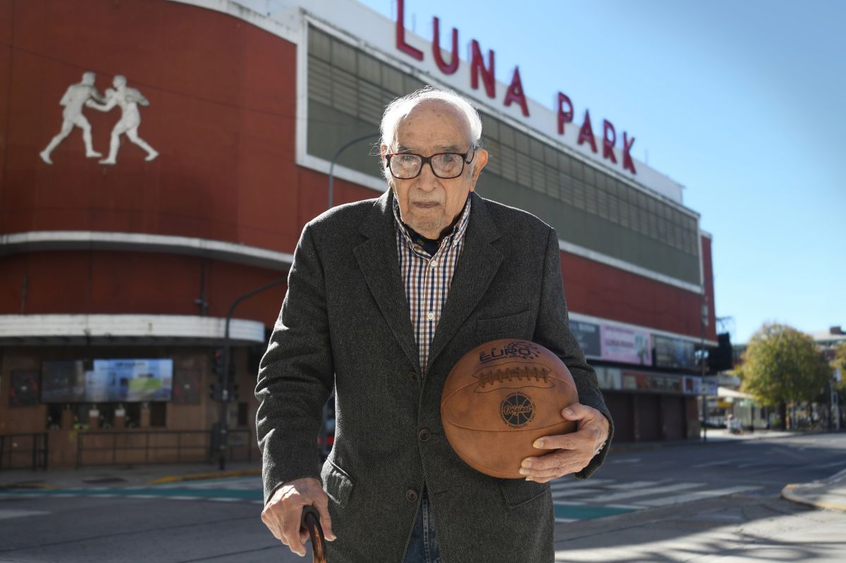 Básquet con historia: un campeón del mundo de 1950 regresó al Luna Park