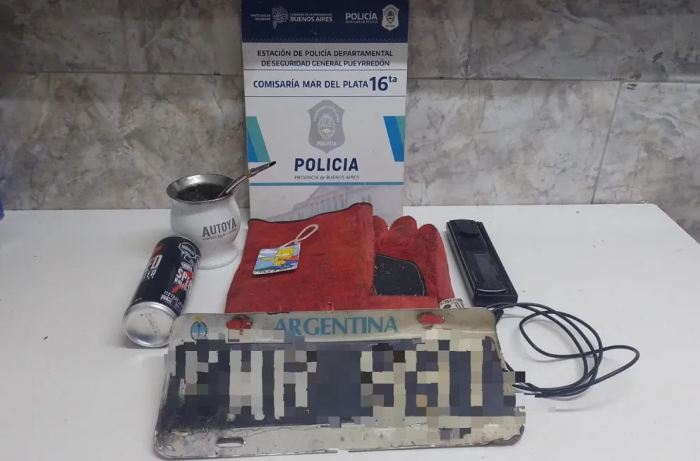 Robaron un auto, se llevaron pertenencias y lo incendiaron: fueron detenidos