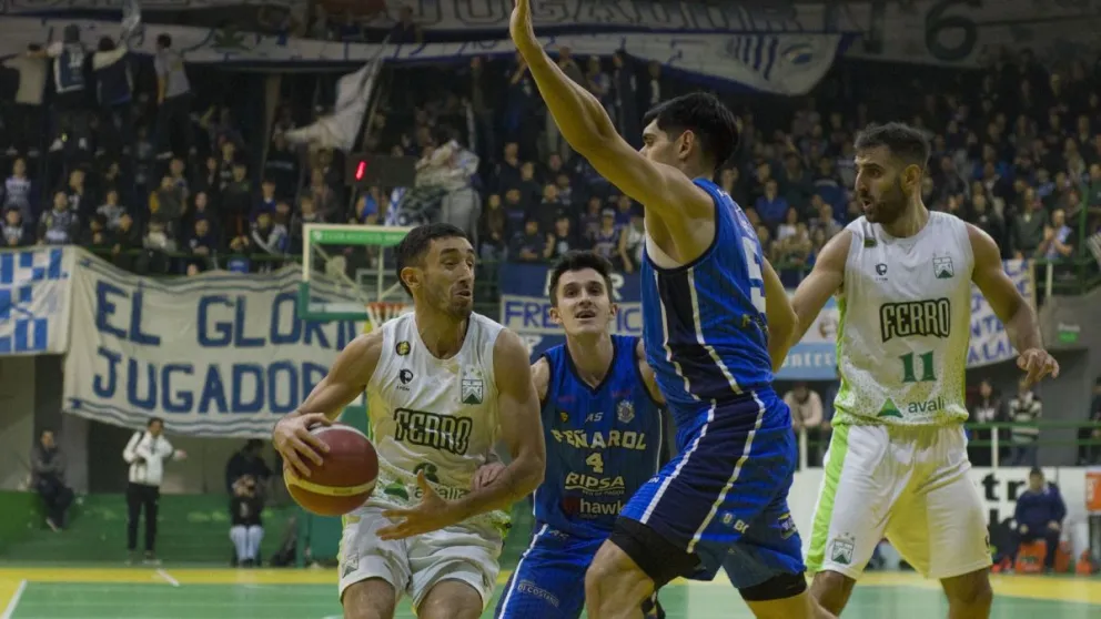Peñarol tropezó con Ferro en Once Unidos