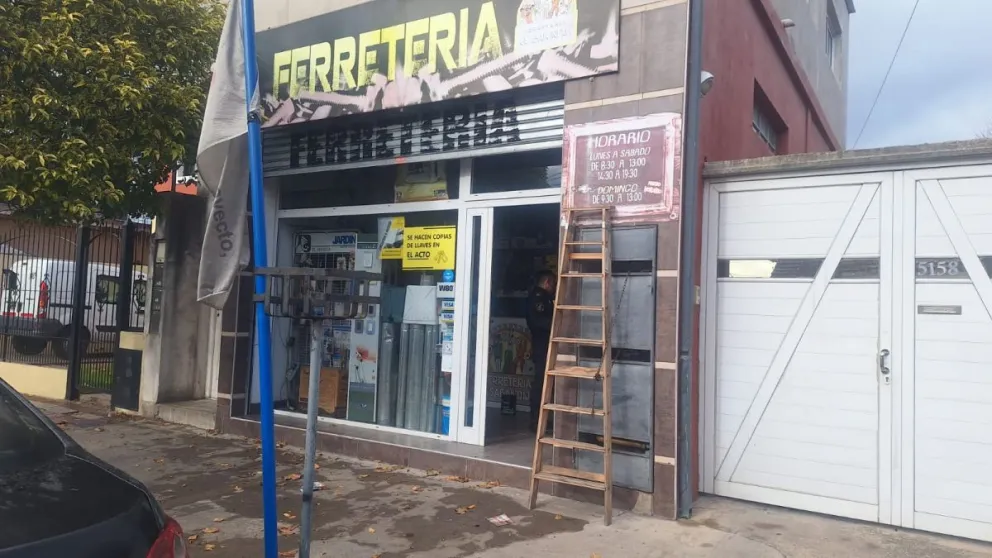 Detienen a un hombre con antecedentes que robó una lata de pintura en una ferretería 