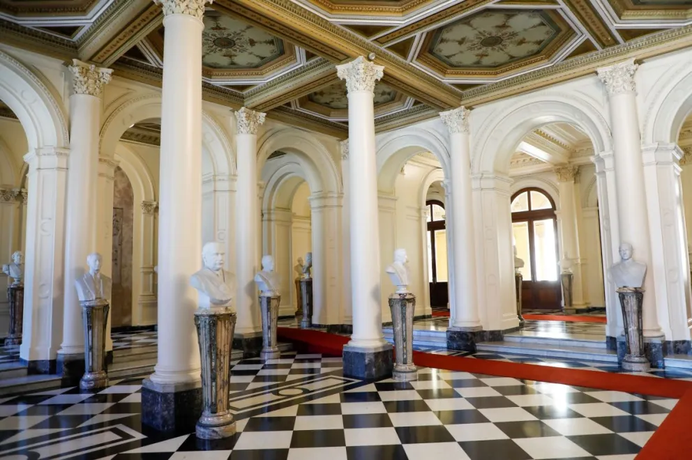 El Gobierno Nacional inauguró este martes el busto de Carlos Menem en la Casa Rosada