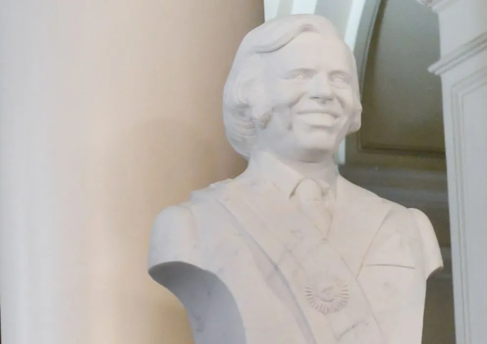 Pichetto celebró la colocación del busto de Menem en Casa Rosada