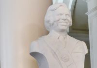 Pichetto celebró la colocación del busto de Menem en Casa Rosada