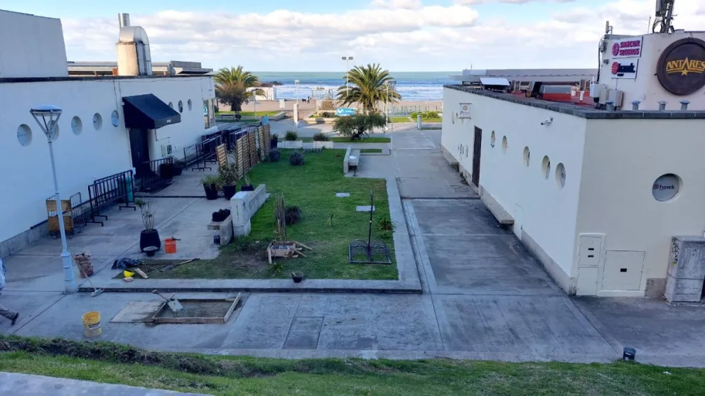 Avanza la instalación del memorial de Lele Gatti en Playa Grande