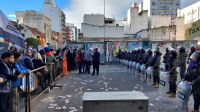 Tensión e incidentes con opositores a Luis Barrionuevo en cercanías del congreso nacional de gastronómicos