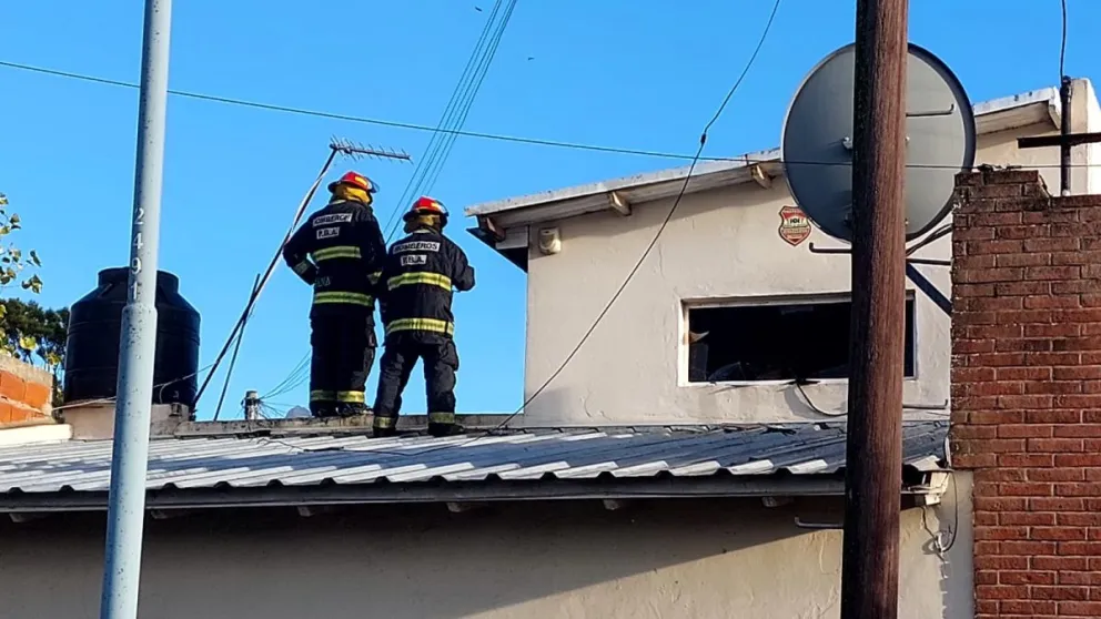 Incendio total en la parte superior de una casa: "Mi nene avisó que había fuego pero no llegué a tiempo"