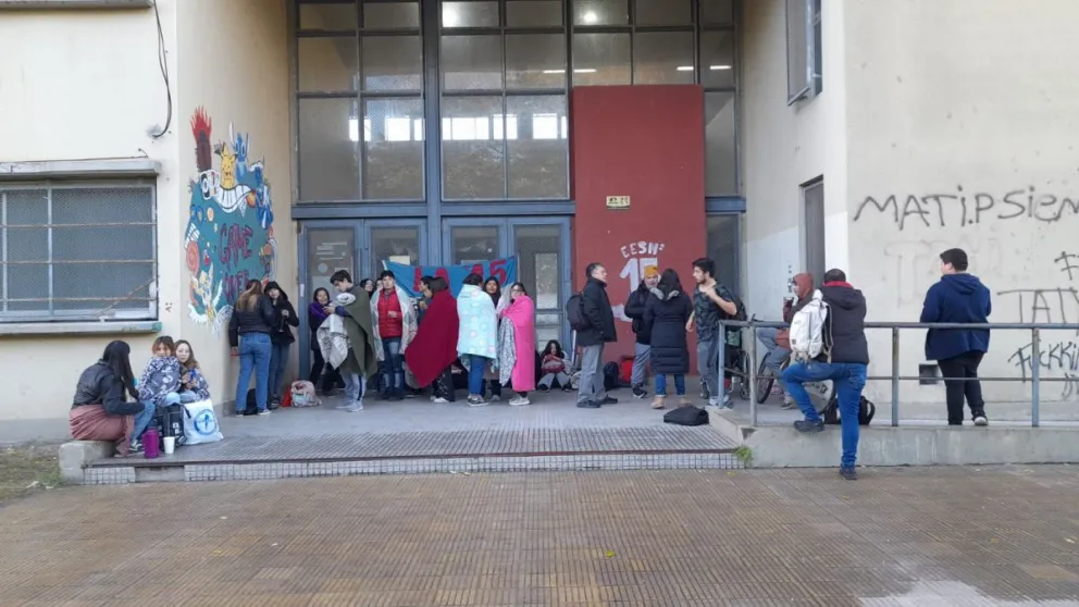 "Frazadazo" en la ES N°15: denuncian falta de calefacción, filtraciones en techos y roedores