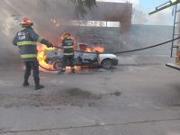 Un incendio consumió por completo un auto en el barrio San Juan