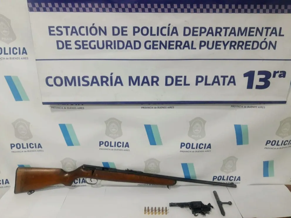 Alarma por un hombre que se subió desnudo al techo de una casa con una escopeta